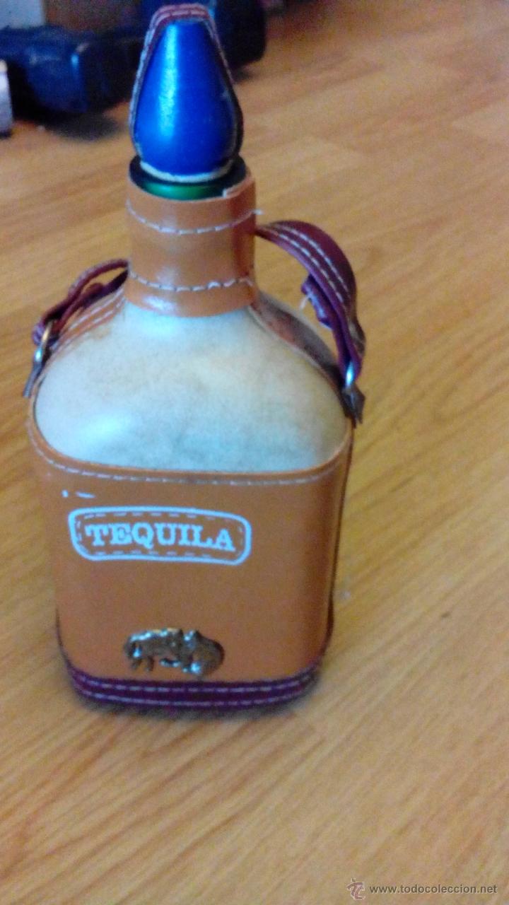 Botellas antiguas: BOTELLA - TEQUILA - FORRADA EN NAPA - Foto 1