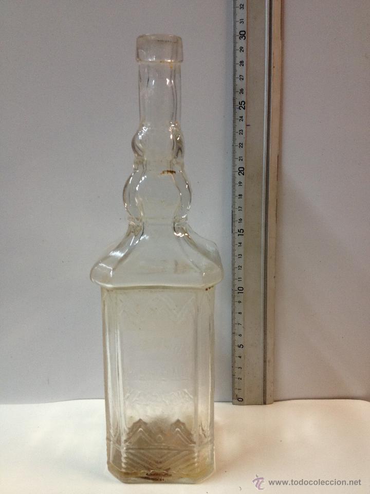 Botellas antiguas: BOTELLA LICOR EN RELIEVES Y DIBUJOS - Foto 1