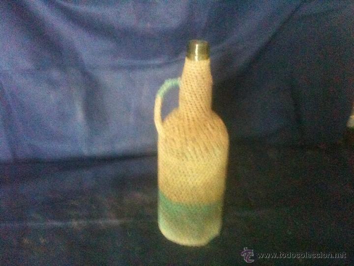 Botellas antiguas: BOTELLA FORRADA - Foto 1