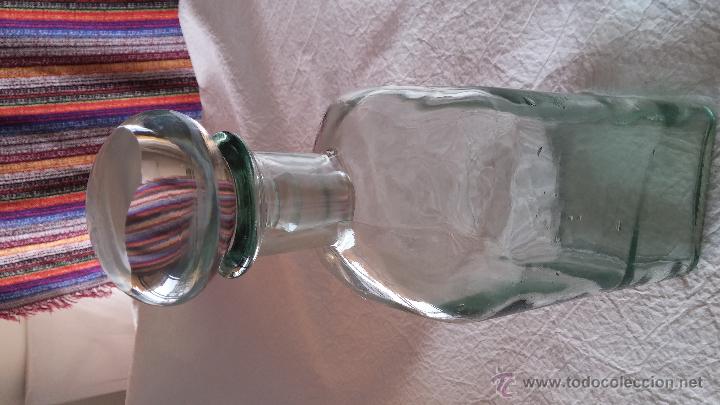 Botellas antiguas: botella de. vidrio tallado - Foto 2