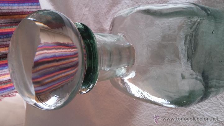 Botellas antiguas: botella de. vidrio tallado - Foto 3