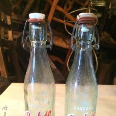 Botellas antiguas: ANTIGUAS 2 GASEOSAS DE CRISTAL DE LOS AÑOS 30-40 MARCA BETRAN MANRESA CON TAPON DE CIERRE . Lote 51185786