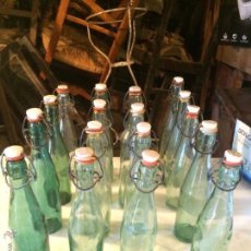 Botellas antiguas: ANTIGUAS 17 GASEOSAS DE CRISTAL TRANSPARENTE Y VERDE DE LOS AÑOS 30-40 CON TAPON DE CIERRE, GASEOSA