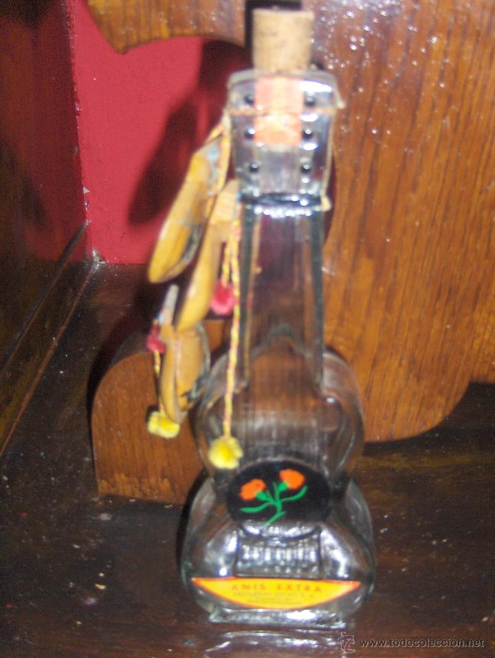Botellas antiguas: BOTELLA EN FORMA DE GUITARRA CON CASTA&Ntilde;UELAS - Foto 1