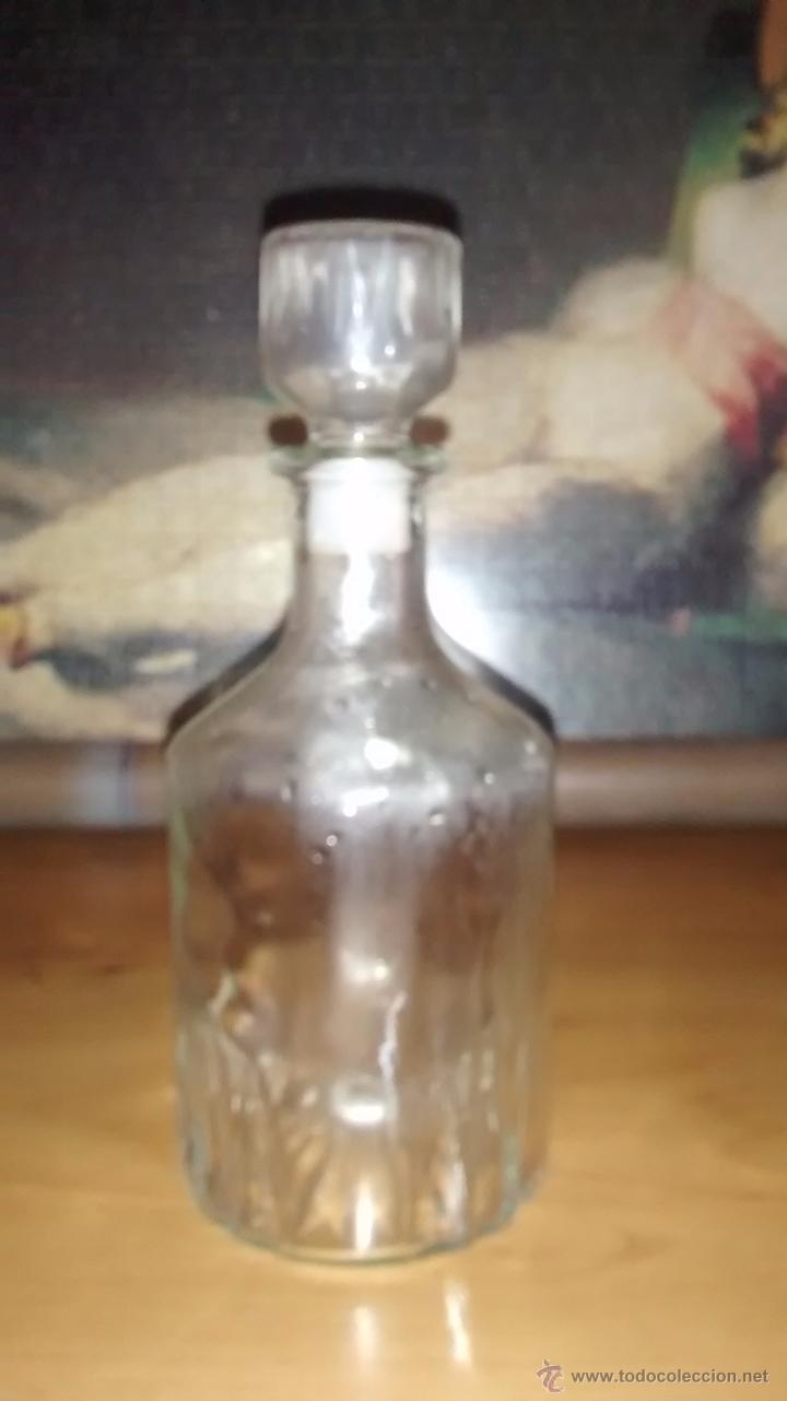 Botellas antiguas: Botella de cristal con su tapon - Foto 1