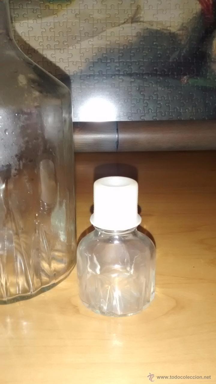 Botellas antiguas: Botella de cristal con su tapon - Foto 2