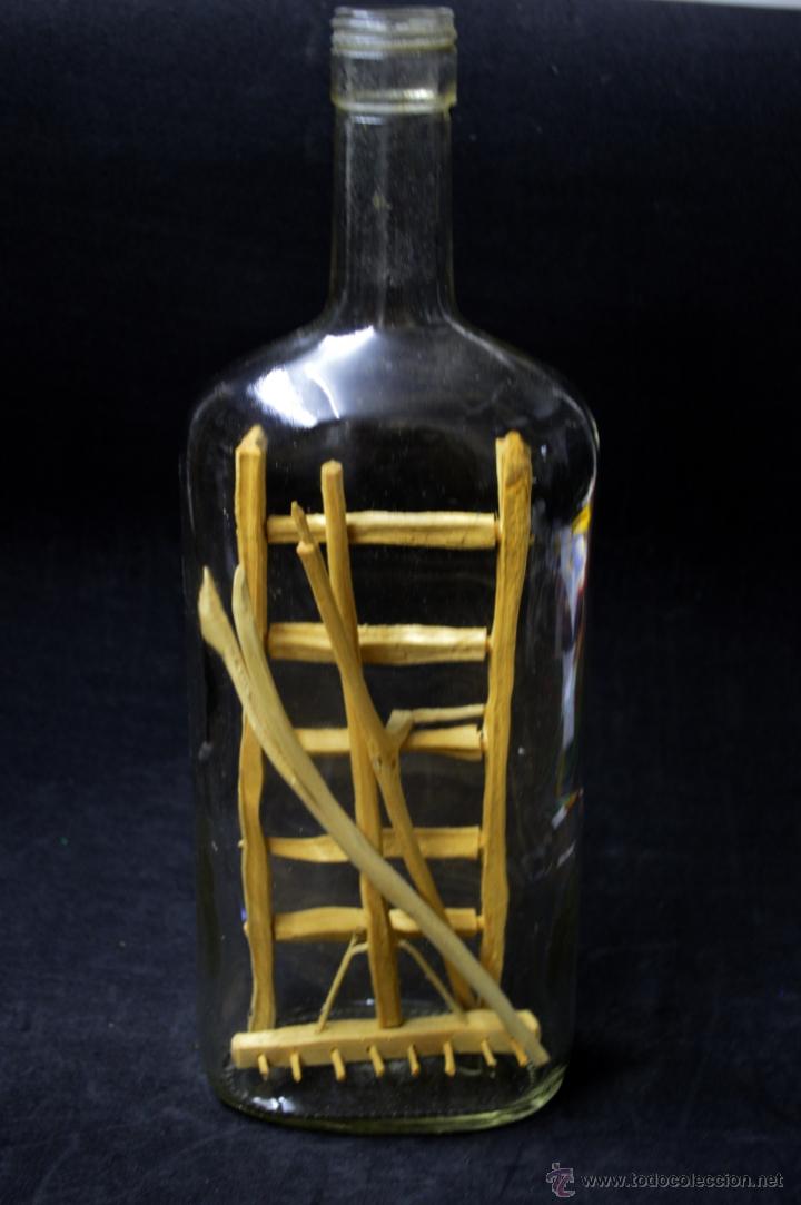 Botellas antiguas: Botella con aperos de labranza - Foto 1
