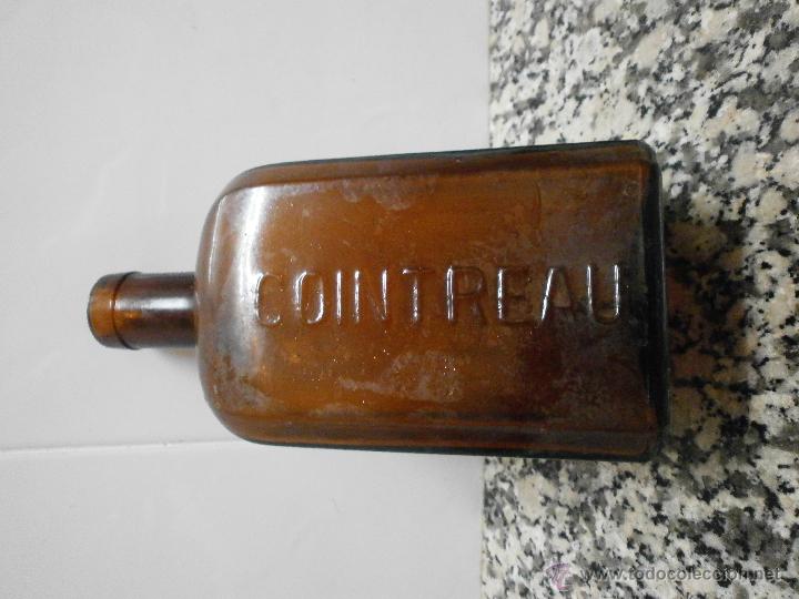 Botellas antiguas: BOTELLA COINTREAU  LETRAS EN RELIEVE EN LOS LADOS - Foto 2