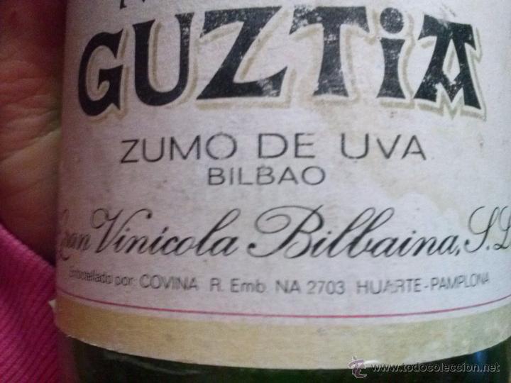 Botellas antiguas: Botella de mosto Guztia. - Foto 3