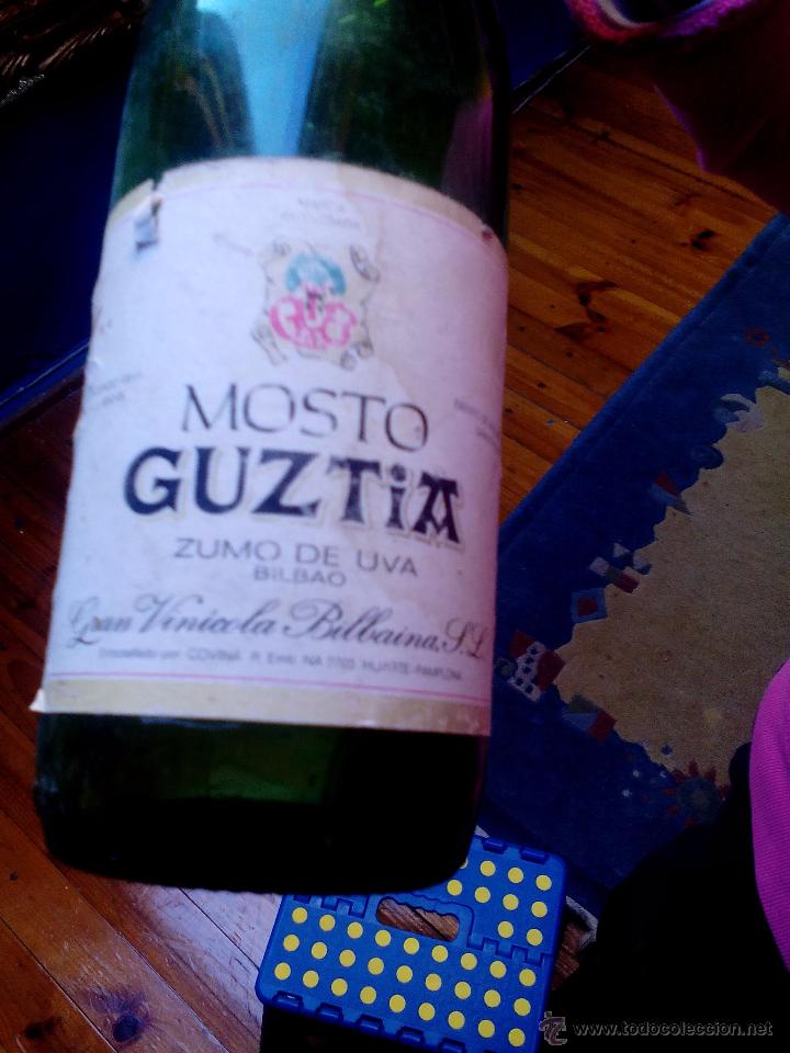 Botellas antiguas: Botella de mosto Guztia. - Foto 4