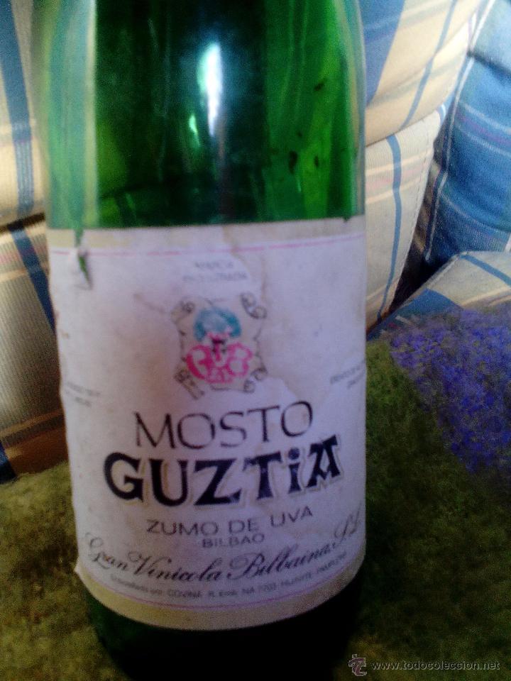 Botellas antiguas: Botella de mosto Guztia. - Foto 6