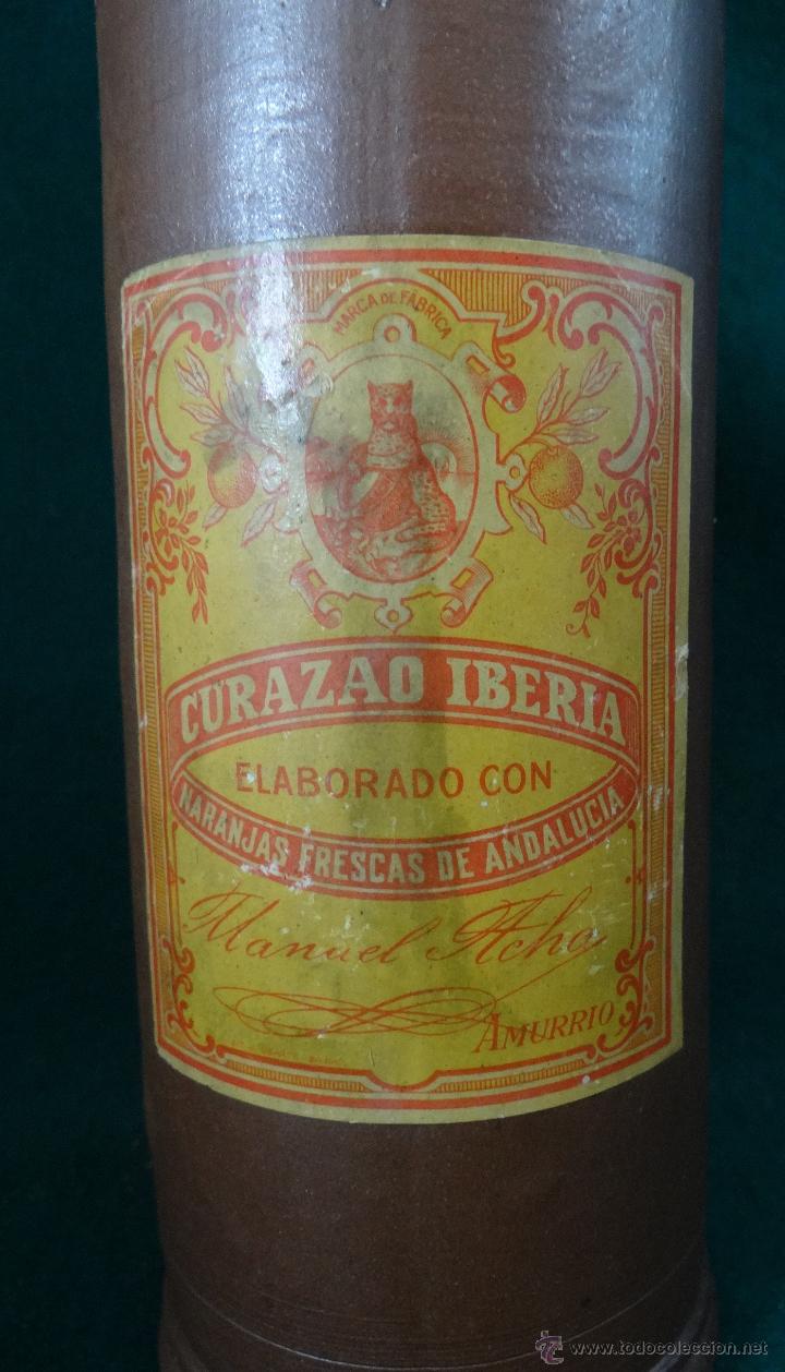 Botellas antiguas: CURAZAO IBERIA. MANUEL ACHO. AMURRIO. CANECO CERAMICO DE GRES. VACIO.