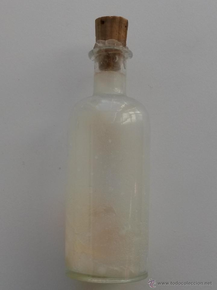 Botellas antiguas: Botella frasco de 11 x 4 cms con algo dentro - Foto 1
