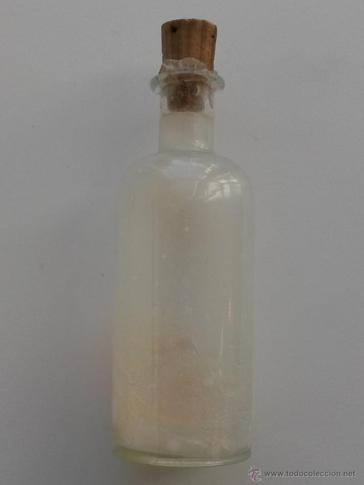 Botellas antiguas: Botella frasco de 11 x 4 cms con algo dentro - Foto 2