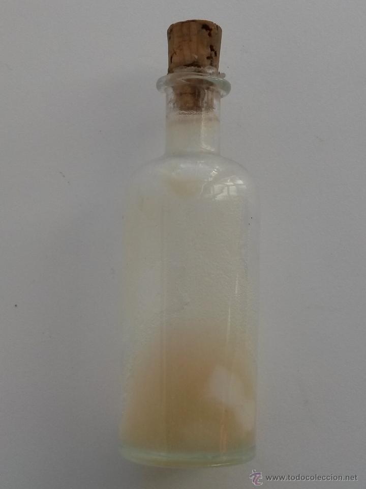 Botellas antiguas: Botella frasco de 11 x 4 cms con algo dentro - Foto 3