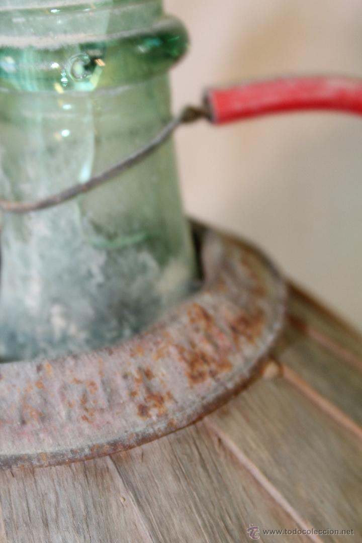 Botellas antiguas: BOTELLA DE CRISTAL VERDE FORRADA DE MADERA - Foto 2