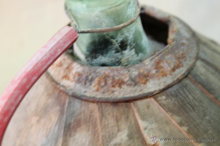 Botellas antiguas: BOTELLA DE CRISTAL VERDE FORRADA DE MADERA - Foto 3