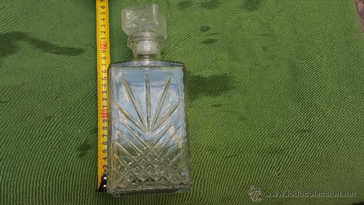 Botellas antiguas: licorera de vidrio tallada - Foto 1