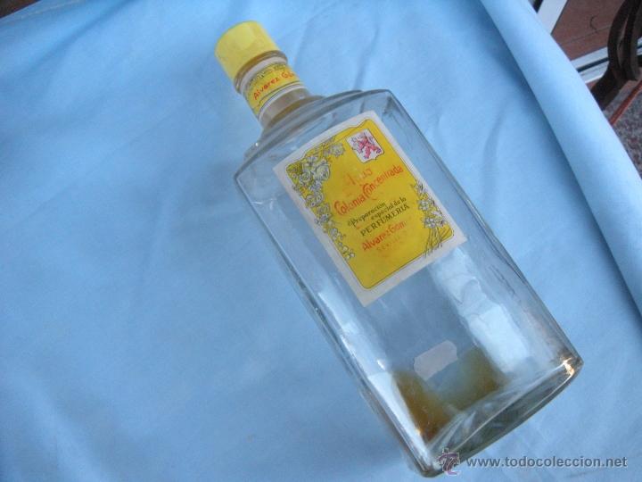 Botellas antiguas: BOTELLA DE COLONIA ALVAREZ G&Oacute;MEZ, MADRID. - Foto 1