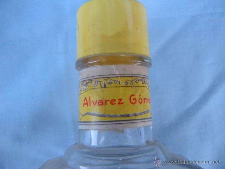 Botellas antiguas: BOTELLA DE COLONIA ALVAREZ G&Oacute;MEZ, MADRID. - Foto 2