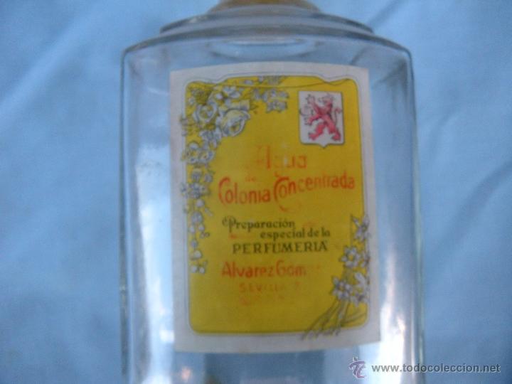 Botellas antiguas: BOTELLA DE COLONIA ALVAREZ G&Oacute;MEZ, MADRID. - Foto 3
