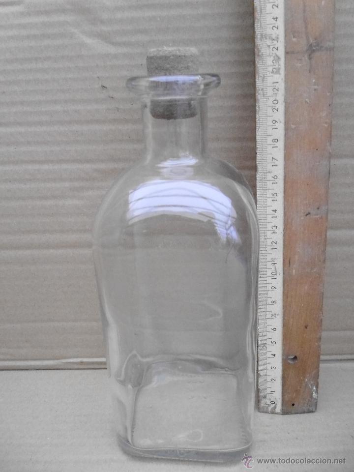 Botellas antiguas: BOTELLA USADA PARA RECOGER EL VINO DE LA BARRICA Y PODER SERVIRLO - Foto 4