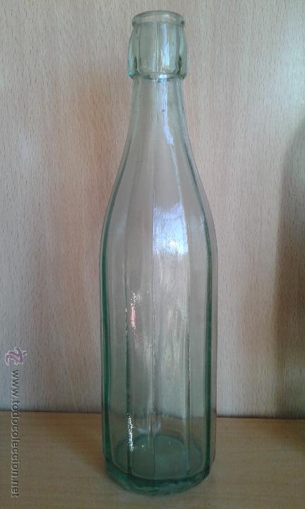 Botellas antiguas: BOTELLA BONITA EN RELIEVE - Foto 1