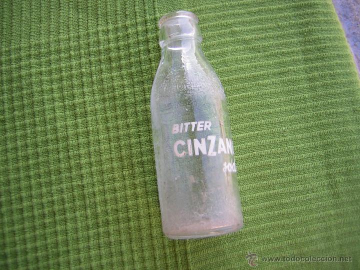 Botellas antiguas: BOTELLA DE CRISTAL CINZANO SEDIGRAFIADA - Foto 2