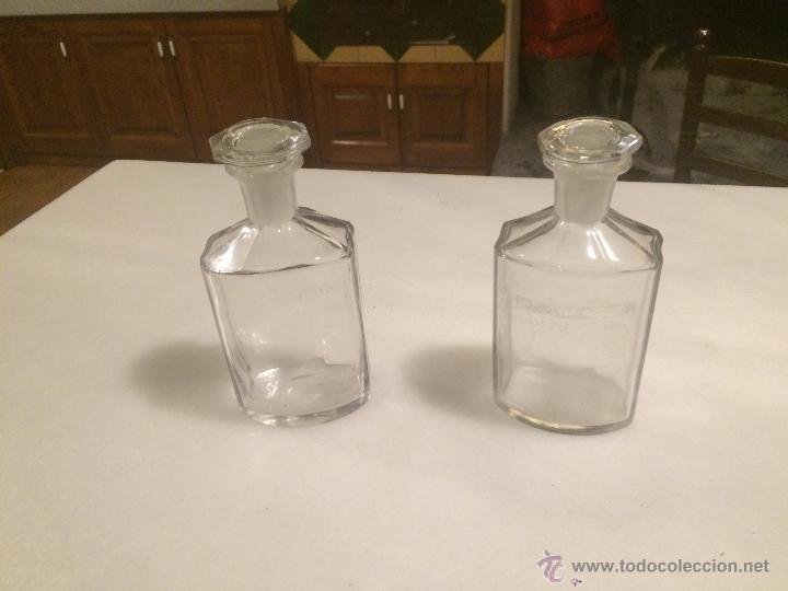 2 garrafas antiguas de vidrio soplado con sus tapones.