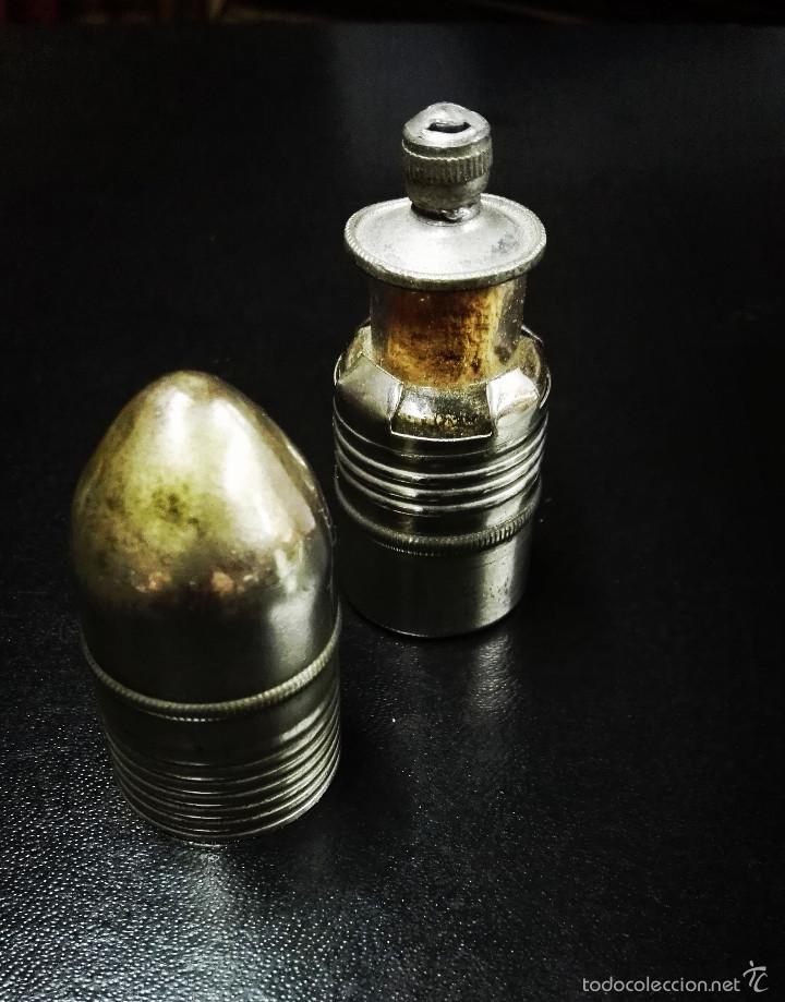 Botellas antiguas: Peque&ntilde;a botella escondida en forma de capsula. - Foto 1
