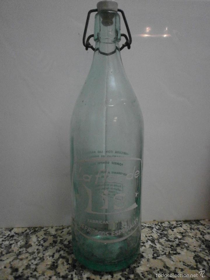 Botellas antiguas: BOTELLA LA FLOR DE LIS REFRESCOS NATURALES - Foto 1
