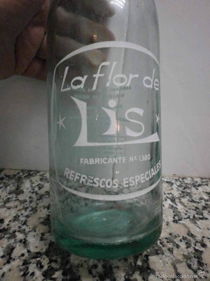 Botellas antiguas: BOTELLA LA FLOR DE LIS REFRESCOS NATURALES - Foto 2