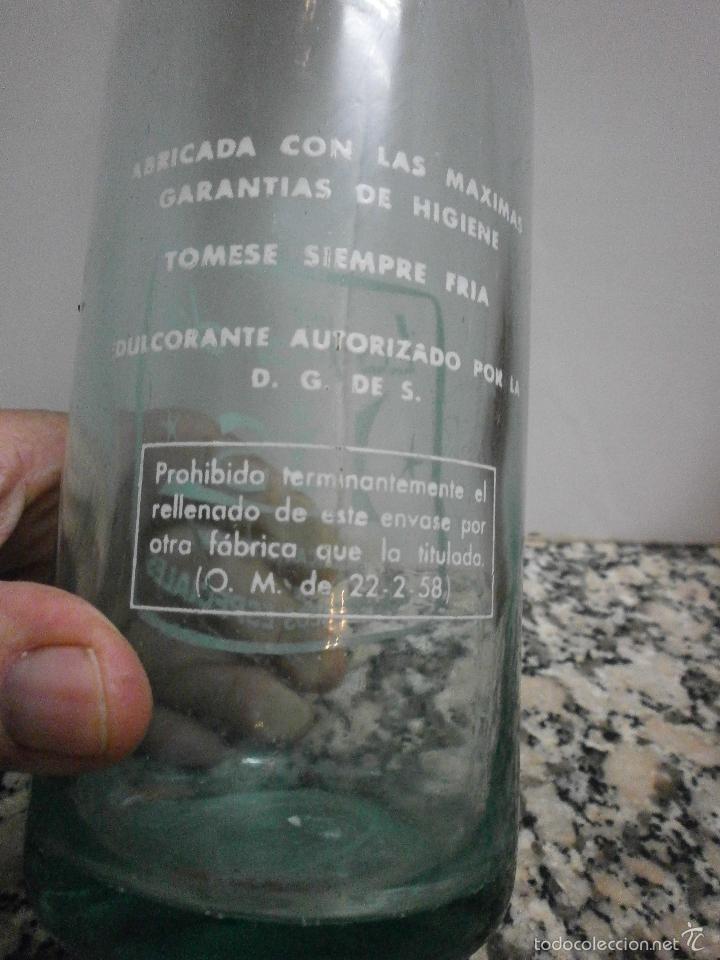 Botellas antiguas: BOTELLA LA FLOR DE LIS REFRESCOS NATURALES - Foto 3