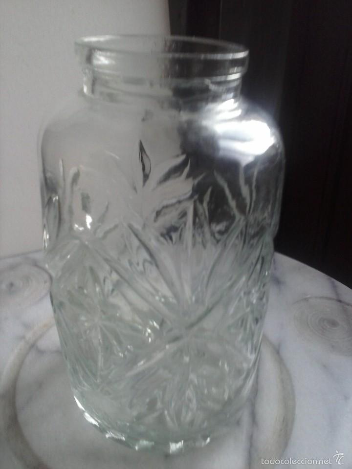 Botellas antiguas: TARRO DE VIDRIO VISELADO. - Foto 1