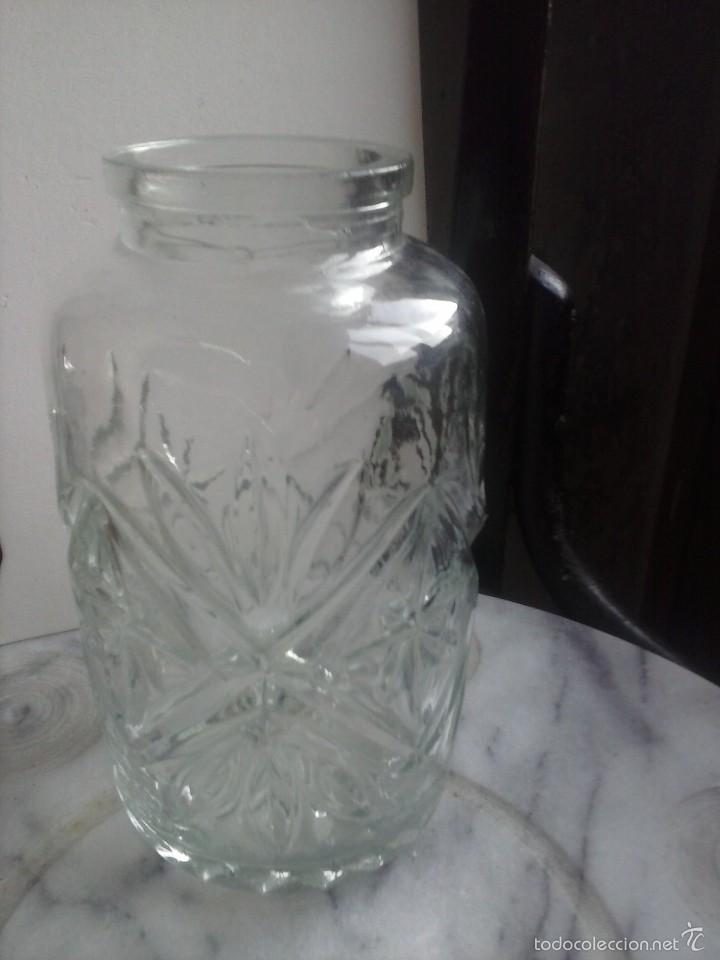 Botellas antiguas: TARRO DE VIDRIO VISELADO. - Foto 2