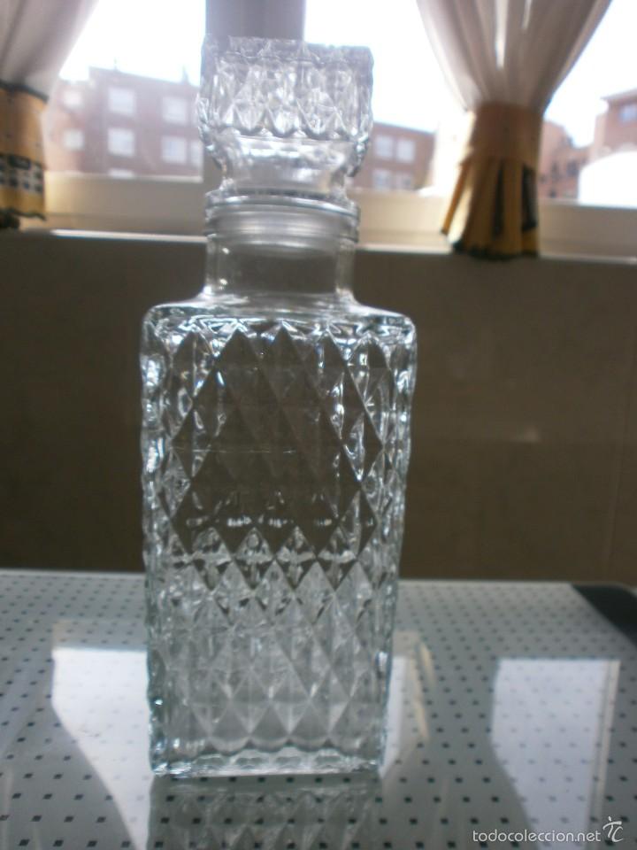 Botellas antiguas: BOTELLA DE CRISTAL LABRADO - Foto 2