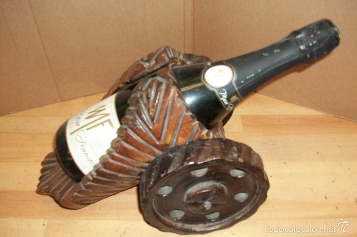 Botellas antiguas: CA&Ntilde;ON DE MADERA CON BOTELLA - Foto 3