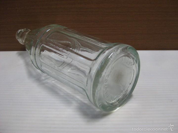 Botellas antiguas: MODELO REGISTRADO Y NUMERADO LLOBREGAT. - Foto 2