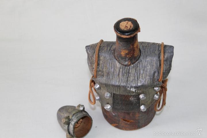 Botellas antiguas: botella armadura - Foto 3
