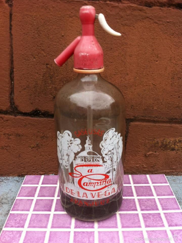 Botellas antiguas: SIF&Oacute;N LA CAMPI&Ntilde;A DE LA VEGA.  ARANJUEZ. - Foto 1