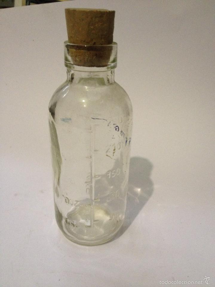 Botellas antiguas: BOTELLA DE CRISTAL CON MEDIDOR INSTITUTO BYS - Foto 2