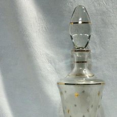 Botellas antiguas: BONITA LICORERA ANTIGUA EN CRISTAL GRABADO Y DORADO.