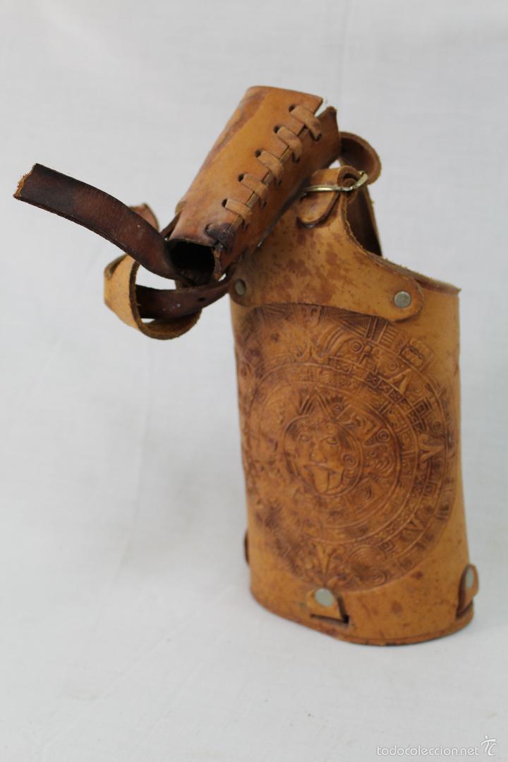 Botellas antiguas: funda de cuero repujado para botella - Foto 1