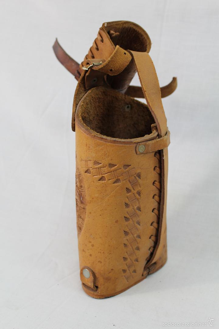 Botellas antiguas: funda de cuero repujado para botella - Foto 3