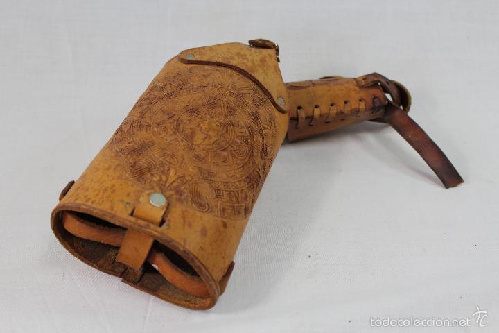 Botellas antiguas: funda de cuero repujado para botella - Foto 4