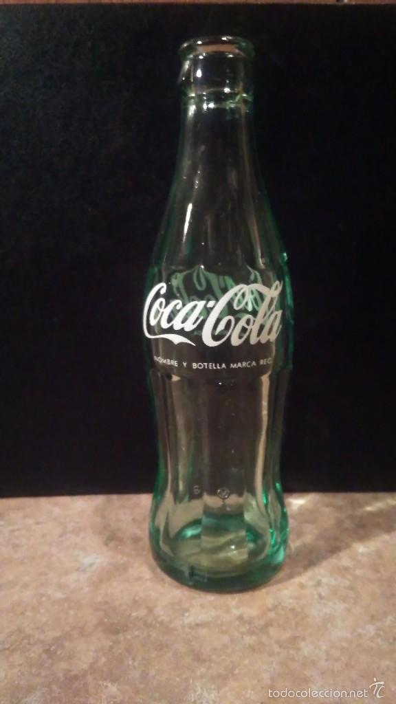 Botellas antiguas: Botella de cocacola a&ntilde;os 70 - Foto 1