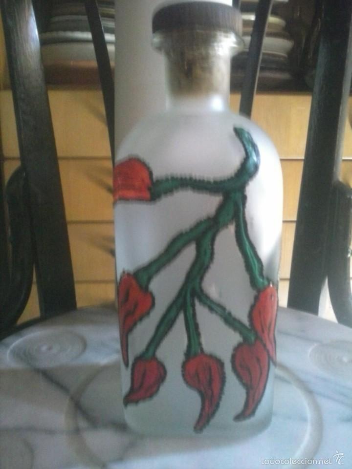 Botellas antiguas: BOTELLA PIMIENTOS / AJOS - ARTESANA. - Foto 1