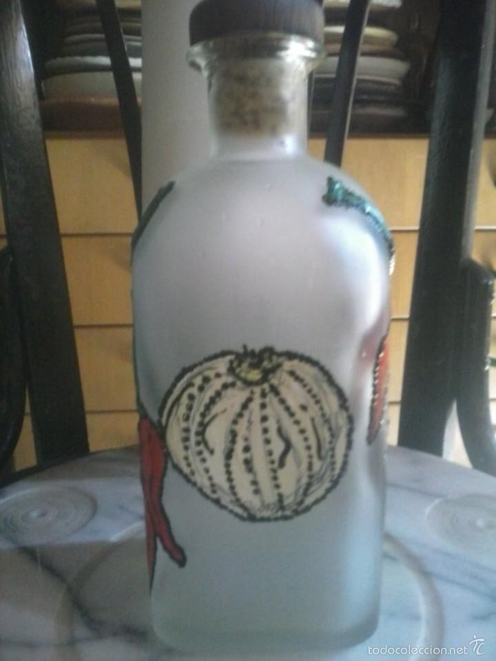 Botellas antiguas: BOTELLA PIMIENTOS / AJOS - ARTESANA. - Foto 2