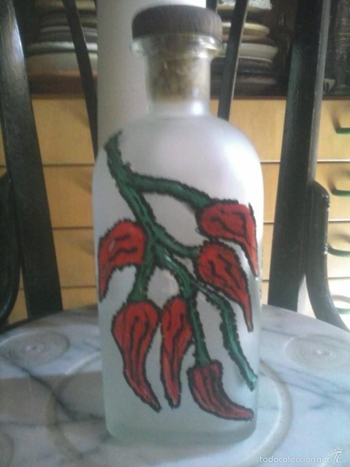 Botellas antiguas: BOTELLA PIMIENTOS / AJOS - ARTESANA. - Foto 3
