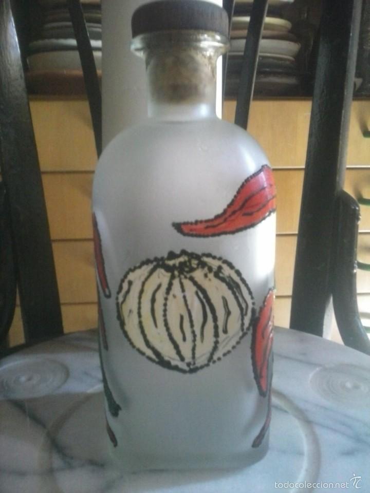 Botellas antiguas: BOTELLA PIMIENTOS / AJOS - ARTESANA. - Foto 4